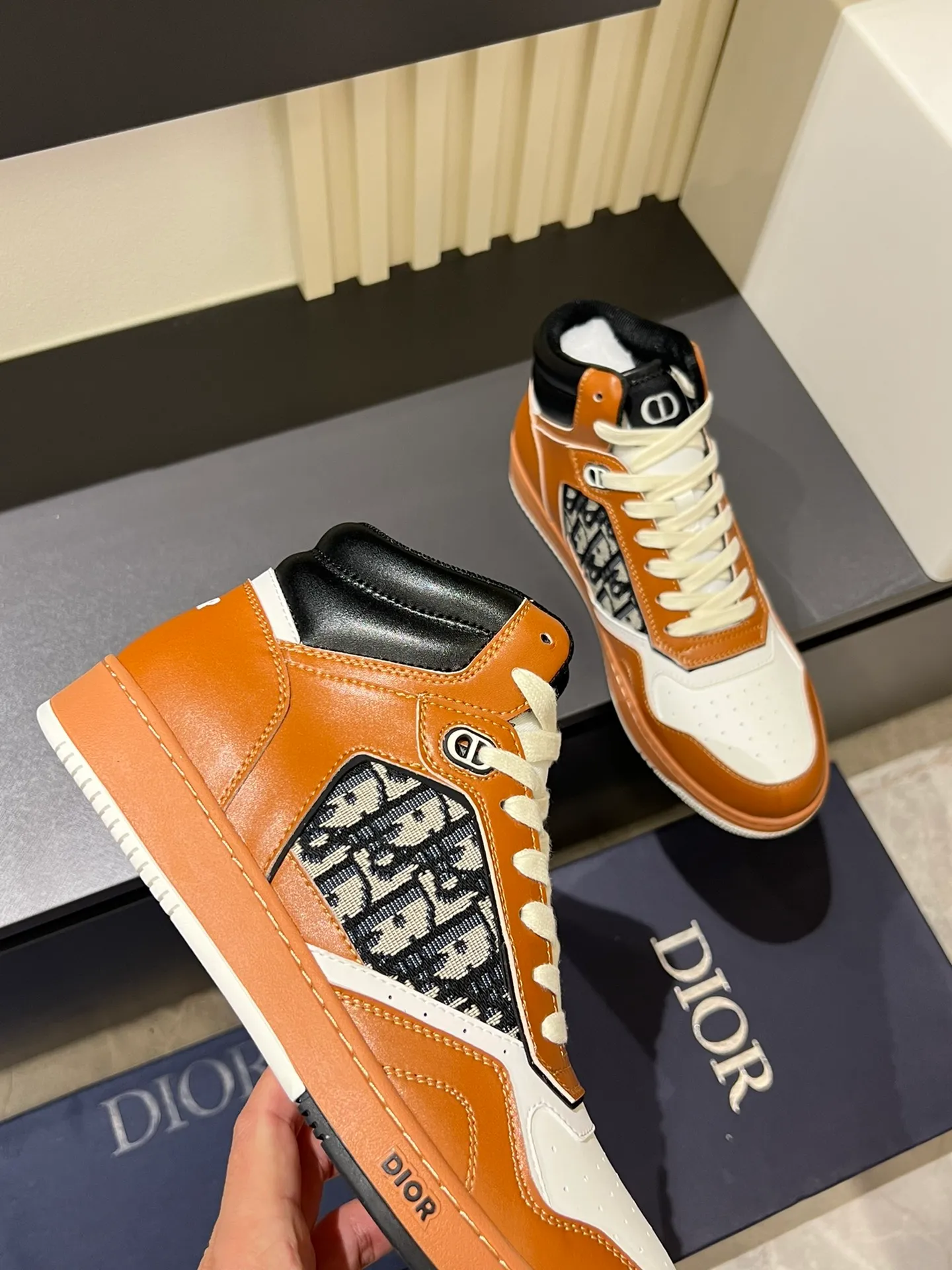 Men's shoes 💰p460 "Dio*" mid-top B27 casual sneakers. This B27 high-top sneaker is a new product in the series and continues Di*r's classic style. Crafted from gray and white smooth calf leather with beige and black Oblique print panels on the sides. The "CD Icon" shaped shoelace eyelets are clever and delicate, and the two-color rubber sole, rear collar and heel are all equipped with the brand's iconic details to enhance the style. Oblique printed straps at the ankle allow for an adjustable fit to complement the overall design. Fashionable and versatile, it can complement any look. Create an exquisite design with unique dynamic vitality and modern atmosphere, presented in low-top and high-top styles. This new must-have shoe adds a new dimension to Dior's archive heritage, embodying modern elegance. Purchase the original version and make it 1:1. If you need top quality, please come to me! Male 38-44!